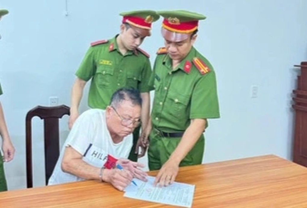 Bắt khẩn cấp tài xế, phụ xe buýt và người giao hàng sau ẩu đả ở TPHCM - 1 Bắt khẩn cấp tài xế, phụ xe buýt và người giao hàng sau ẩu đả ở TPHCM - 1
