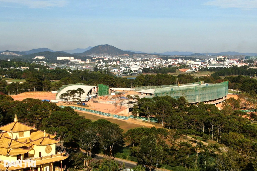 Quá hạn phá dỡ, công trình sai phép sân golf Đồi Cù Đà Lạt vẫn bất động - 2 Quá hạn phá dỡ, công trình sai phép sân golf Đồi Cù Đà Lạt vẫn bất động - 2