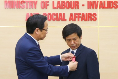 Trao Huân chương Lao động hạng Nhì cho ông Trịnh Minh Chí