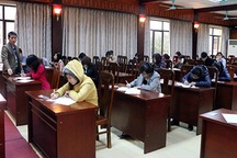 Công chức hết thời ‘sống lâu lên lão làng’