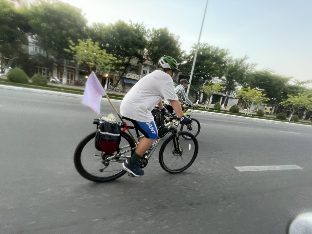 Cậu bé 15 tuổi vượt 800km từ Đà Nẵng ra Hà Nội bằng xe đạp - 6 Cậu bé 15 tuổi vượt 800km từ Đà Nẵng ra Hà Nội bằng xe đạp - 6