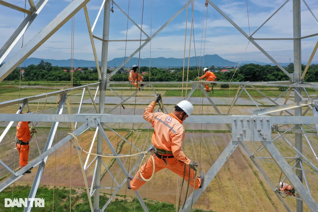 Đề án tái cơ cấu EVN: Năm 2025 có lãi, doanh thu tăng 7-10% - 1