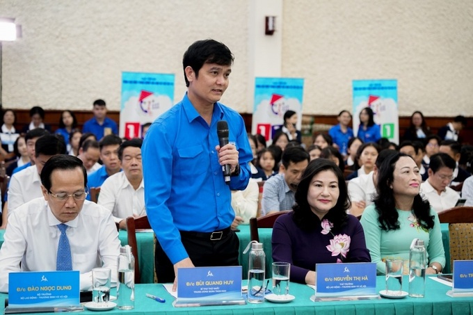Ông Bùi Quang Huy, Ủy viên dự khuyết Trung ương Đảng, Bí thư thứ nhất Trung ương Đoàn trao đổi với trẻ em.