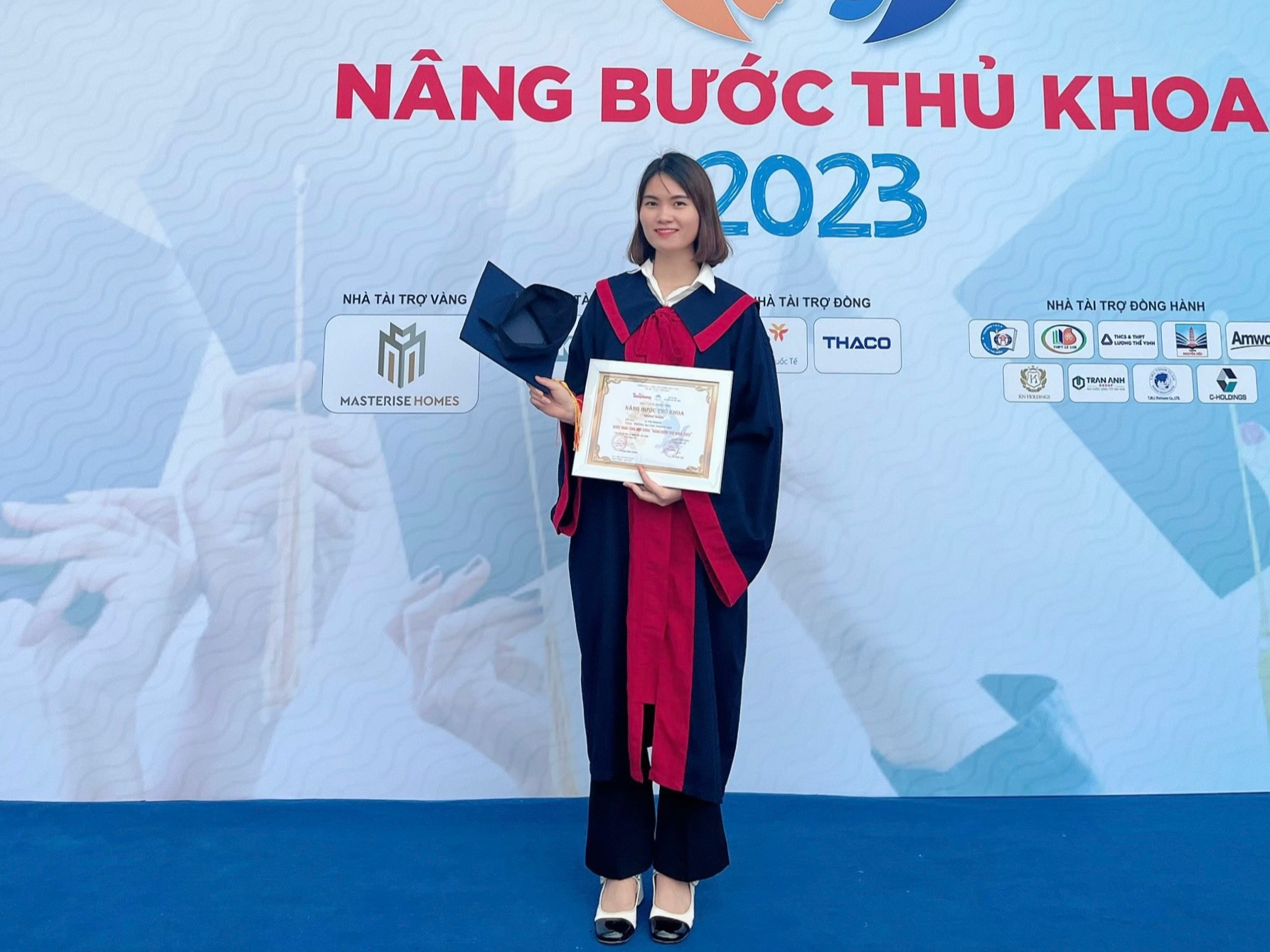 ក្មេងស្រីកំព្រាបោះបង់ការសិក្សាទៅធ្វើជាកម្មករ រៀនបាន៣ខែបានក្លាយជាគ្រូបង្វឹកនៃសាកលវិទ្យាល័យពាណិជ្ជកម្ម - ២ Cô gái mồ côi bỏ học làm công nhân, ôn 3 tháng đỗ thủ khoa ĐH Thương mại - 2