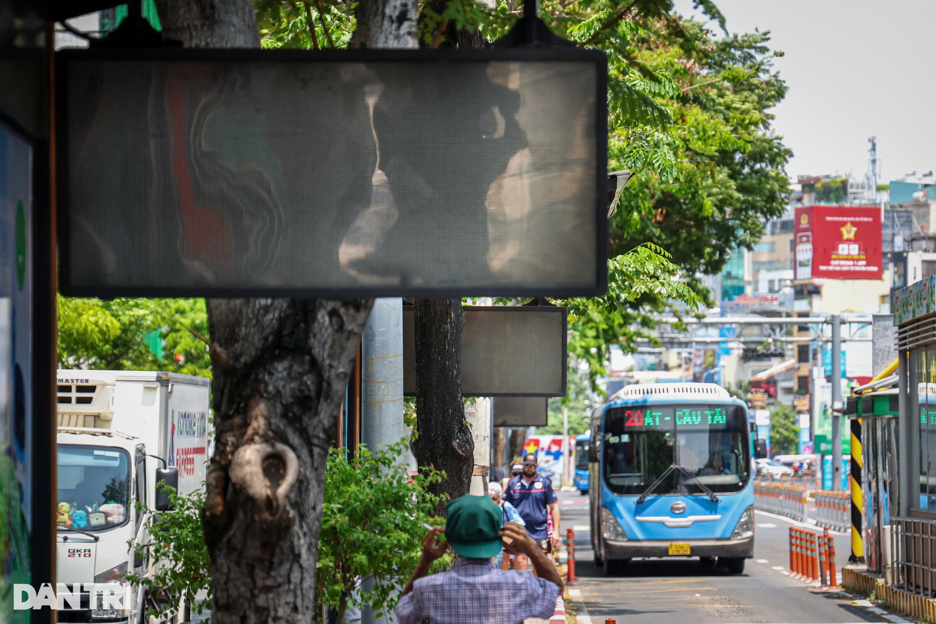 Hàng loạt bảng điện tử tắt ngúm tại nhiều nhà chờ xe buýt ở TPHCM - 1 Hàng loạt bảng điện tử tắt ngúm tại nhiều nhà chờ xe buýt ở TPHCM - 1