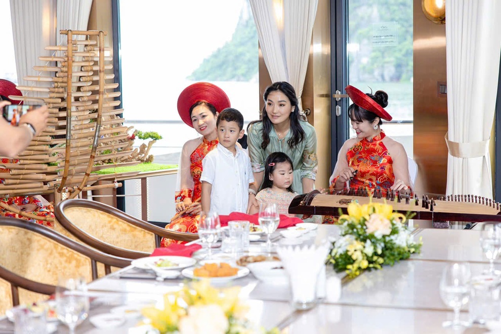 ស្តេច Bhutan ស្នាក់នៅក្នុង Presidential Suite នៅលើនាវាទេសចរណ៍ ទស្សនាឈូងសមុទ្រ Ha Long - ២ Quốc vương Bhutan nghỉ phòng Tổng thống trên du thuyền thăm vịnh Hạ Long - 2