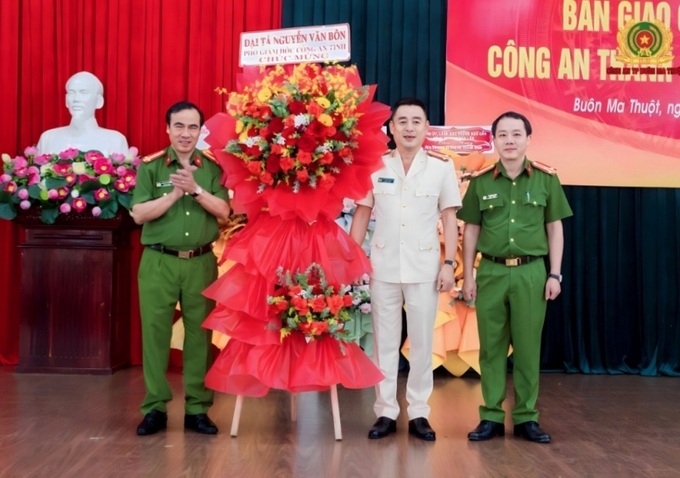 Đại tá Nguyễn Văn Bôn- Phó Giám đốc Công an tỉnh Đắk Lắk tặng hoa chúc mừng Thượng tá Huỳnh Thanh Bình(Đứng gữa) và Thượng tá Bùi Trọng Tuấn (Ngoài cung bên phải. Ảnh Báo Đắk Lắk)