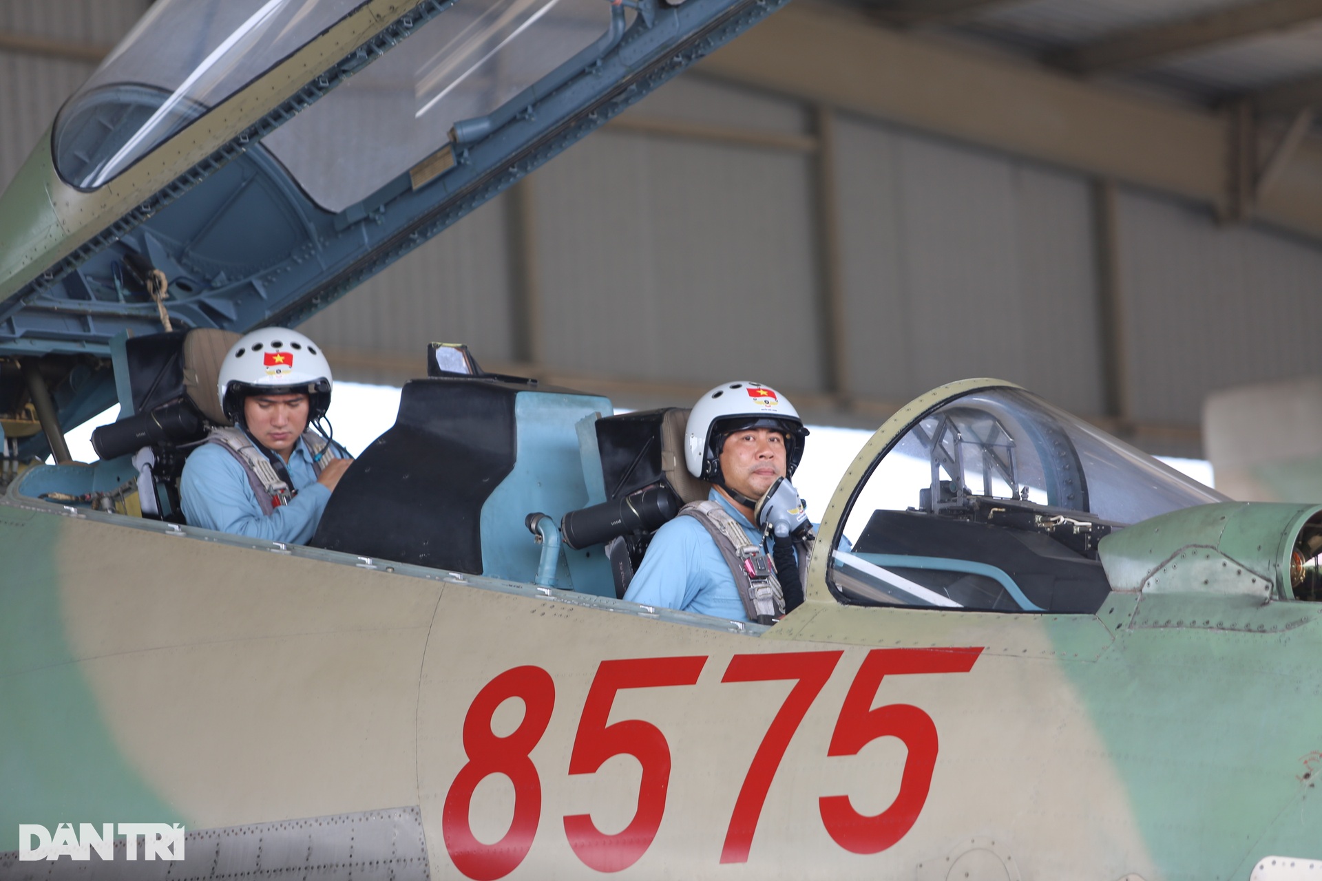 Nụ cười rạng rỡ của phi công tiêm kích SU30-MK2 bay biểu diễn lễ 30/4 - 2 Nụ cười rạng rỡ của phi công tiêm kích SU30-MK2 bay biểu diễn lễ 30/4 - 2