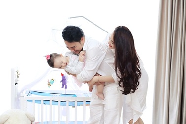 Trang Nhung viết thư cảm động tặng con gái sinh nhật đầu đời