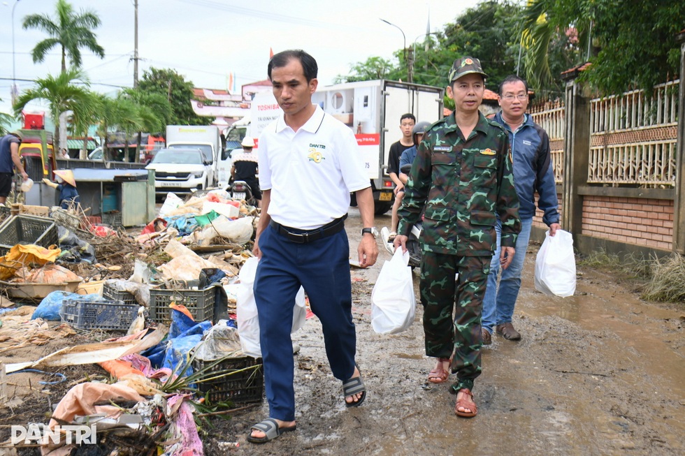 Báo Dân trí khẩn trương trao 500 túi an sinh tới người dân vùng lũ Đà Nẵng - 2 Báo Dân trí khẩn trương trao 500 túi an sinh tới người dân vùng lũ Đà Nẵng - 2