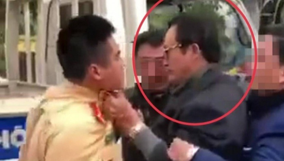 Chi cục trưởng túm cổ áo CSGT khi bị kiểm tra nồng độ cồn - 1 Chi cục trưởng túm cổ áo CSGT khi bị kiểm tra nồng độ cồn - 1