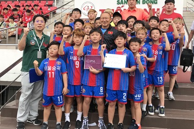 HLV Park Hang Seo rạng ngời hội ngộ học sinh Hàn Quốc tại TPHCM