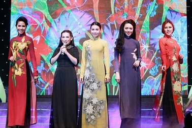 Trà Ngọc Hằng lái xế sang đi diễn thời trang