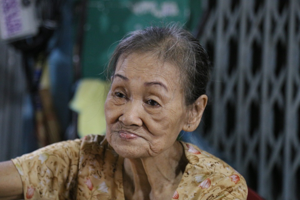 Cụ bà, nồi chè và gần 50 năm tuổi nghề nơi vỉa hè Sài Gòn - 12 Cụ bà, nồi chè và gần 50 năm tuổi nghề nơi vỉa hè Sài Gòn - 12