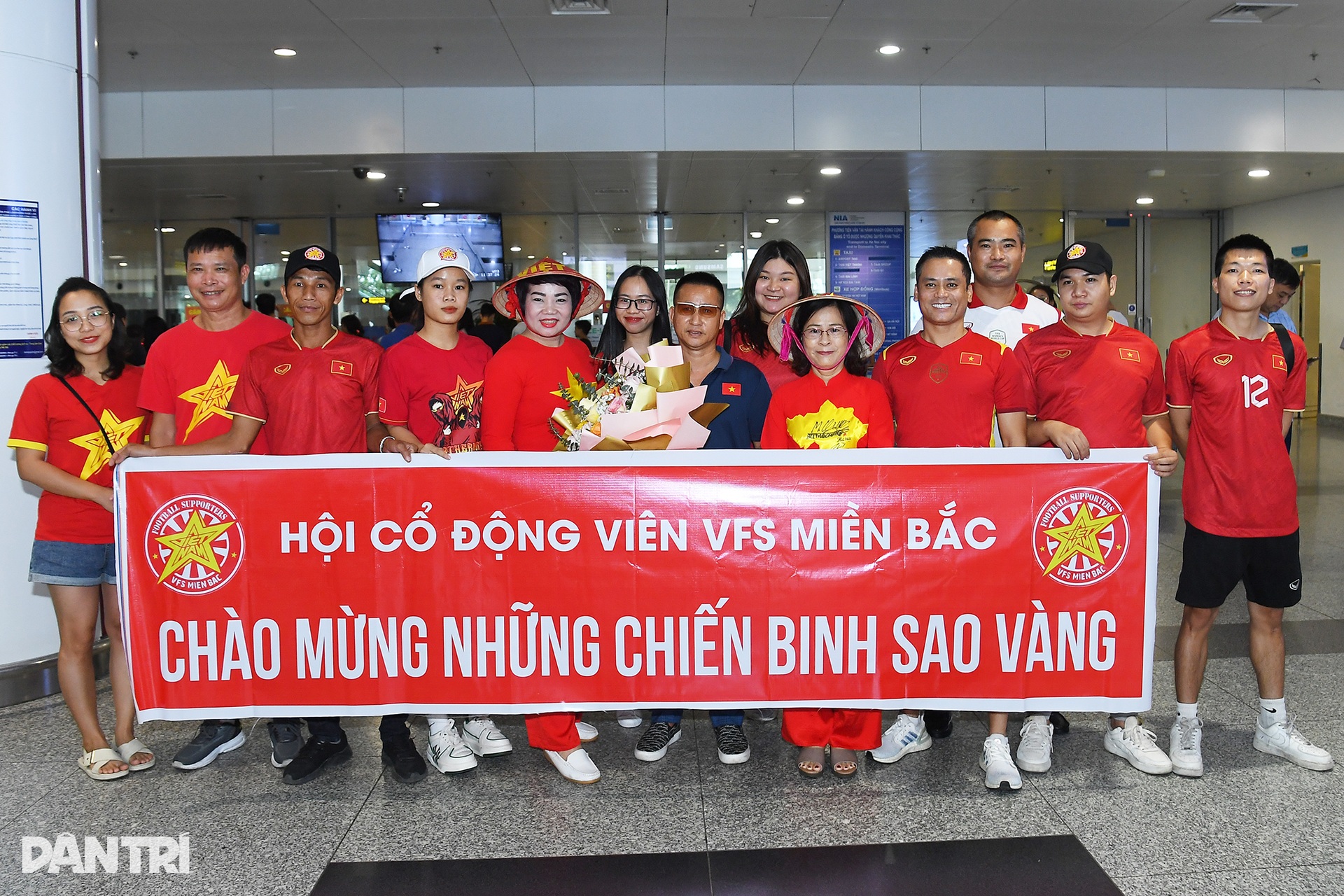 Tuyển nữ Việt Nam rạng rỡ ngày về nước, HLV Mai Đức Chung nhận quà đặc biệt - 1