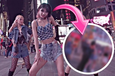 Nữ vũ công bị quấy rối khi đang nhảy gợi cảm trên đường phố