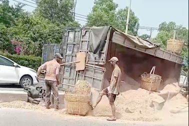 TPHCM: Xe tải lật ngang trên quốc lộ, 2 người bị thương