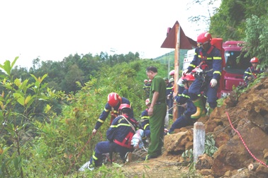 Nữ tài xế tử vong vì lao xe máy xuống vực sâu