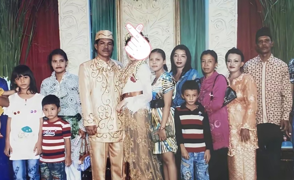 Cô gái ngỡ ngàng phát hiện mình từng dự đám cưới của chồng khi mới 9 tuổi - 1 Cô gái ngỡ ngàng phát hiện mình từng dự đám cưới của chồng khi mới 9 tuổi