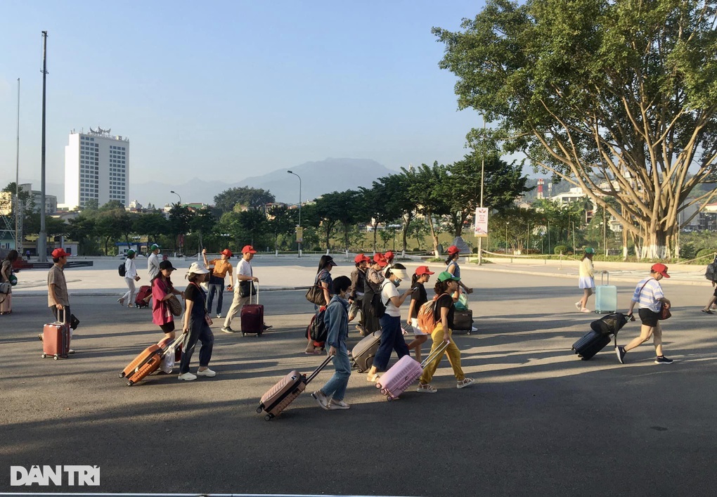 Nghỉ lễ, hàng nghìn người xếp hàng qua cửa khẩu Lào Cai sang Trung Quốc - 2 Nghỉ lễ, hàng nghìn người xếp hàng qua cửa khẩu Lào Cai sang Trung Quốc - 2