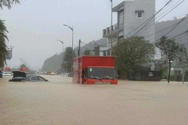 Nước ngập gần tới nóc nhà, người dân Gia Lai kêu cứu