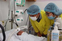 Bé trai bị bỏ rơi ở sân chùa: Người mẹ bật khóc khi được nhận lại con