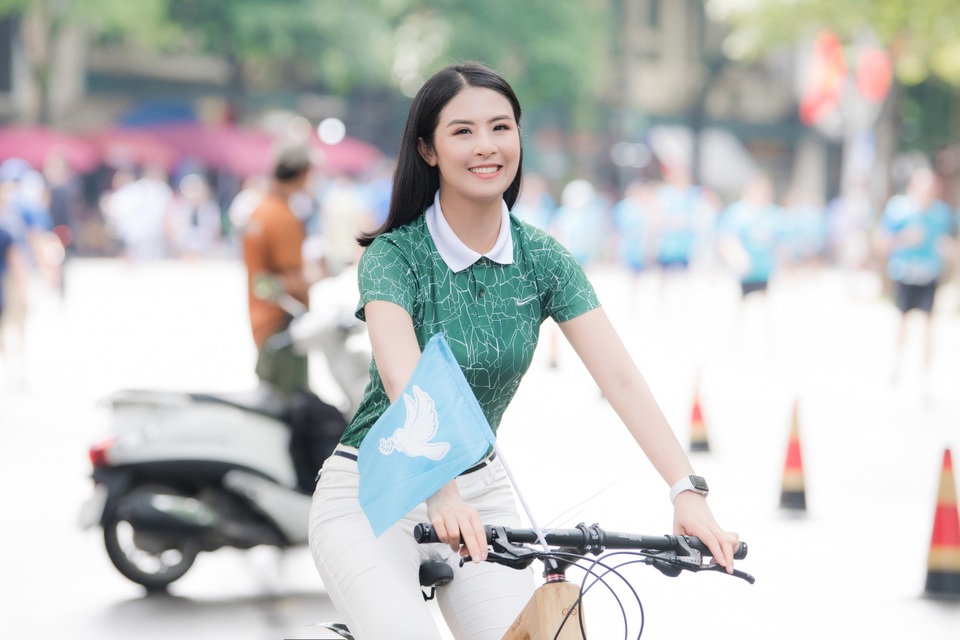 Hoa hậu Ngọc Hân mặc giản dị, đạp xe quảng bá hình ảnh Hà Nội xanh - 1 Hoa hậu Ngọc Hân mặc giản dị, đạp xe quảng bá hình ảnh Hà Nội xanh - 1