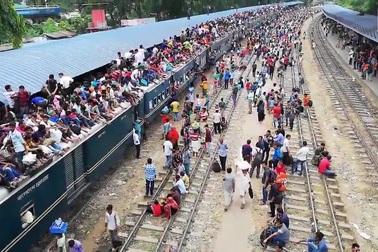 Rùng mình với những chuyến tàu hỏa chở người quá tải