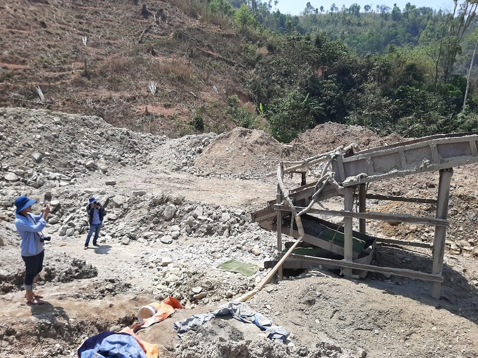 Công an đột kích điểm khai thác vàng lậu khủng - 2 Công an đột kích điểm khai thác vàng lậu khủng - 2