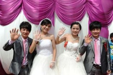 Thú vị 2 anh em song sinh cưới 2 chị em song sinh