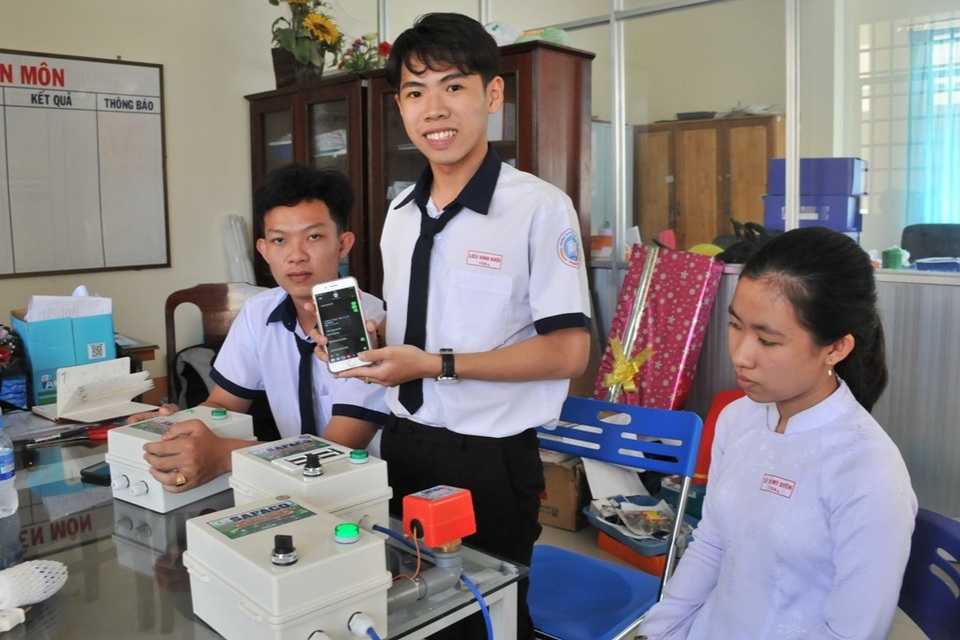 Học sinh chế hộp điều khiển máy bơm từ điện thoại… thu trăm triệu đồng - 1 Học sinh chế hộp điều khiển máy bơm từ điện thoại… thu trăm triệu đồng - 1