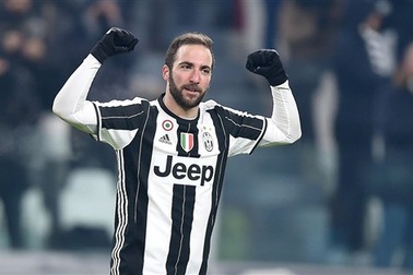 Higuain bừng sáng, Juventus thắng giòn giã ngày đầu năm