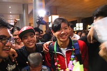 Ánh Viên về nước trong vòng tay người hâm mộ