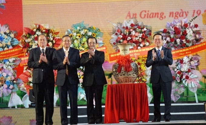 Thừa ủy quyền của Tổng Bí thư Nguyễn Phú Trọng, Chủ tịch nước Võ Văn Thưởng đã trao quà của Tổng Bí thư Nguyễn Phú Trọng cho Đảng bộ và nhân dân An Giang