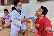 Chuyện cảm động về người phụ nữ hơn 20 năm chăm sóc bệnh nhân da cam