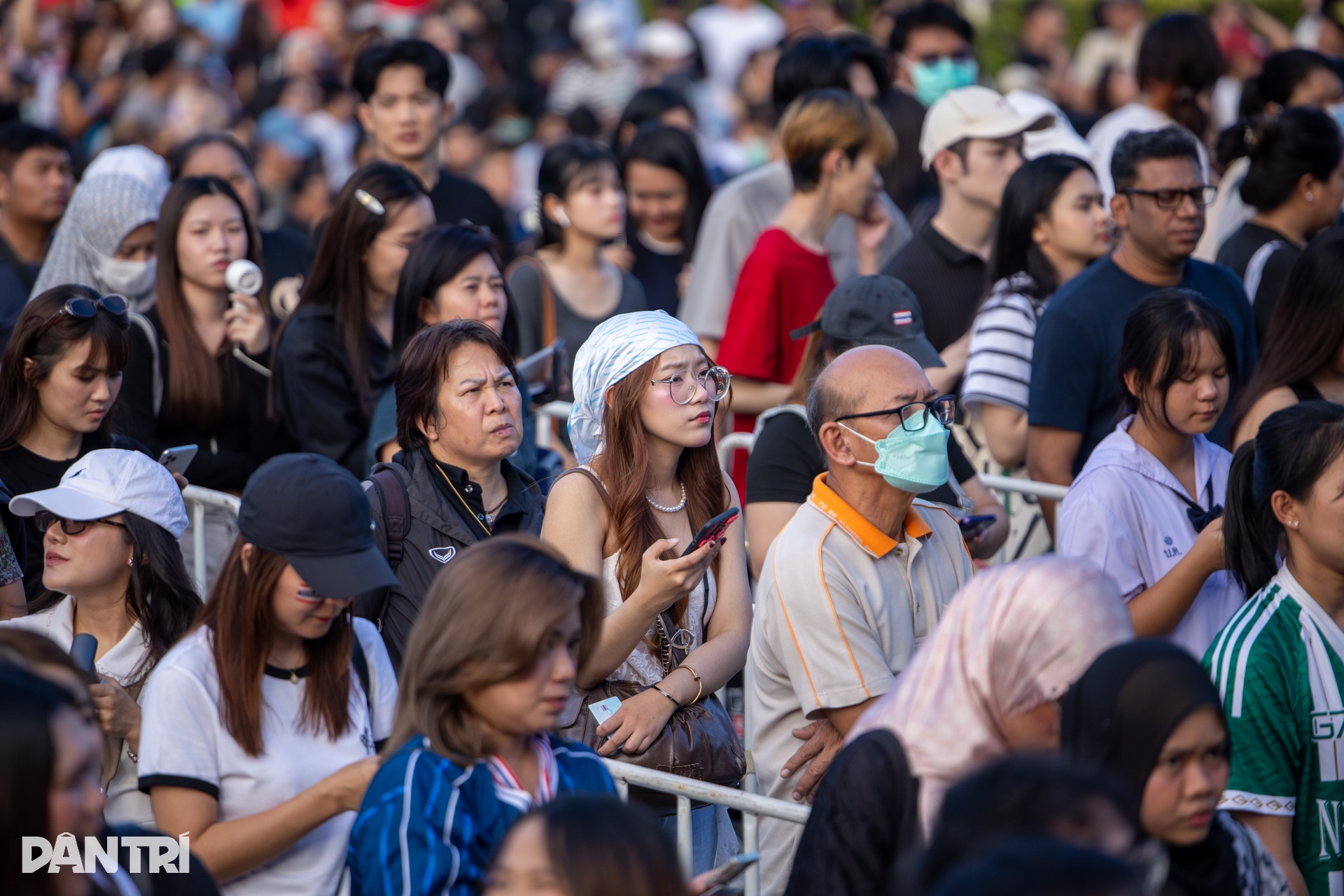 Δεκάδες χιλιάδες άνθρωποι συνέρρευσαν στο στάδιο Ρατζαμανγκάλα για να παρακολουθήσουν την τελετή έναρξης των 33ων Αγώνων SEA - 7 Hàng vạn người đổ về sân Rajamangala dự lễ khai mạc SEA Games 33 - 7