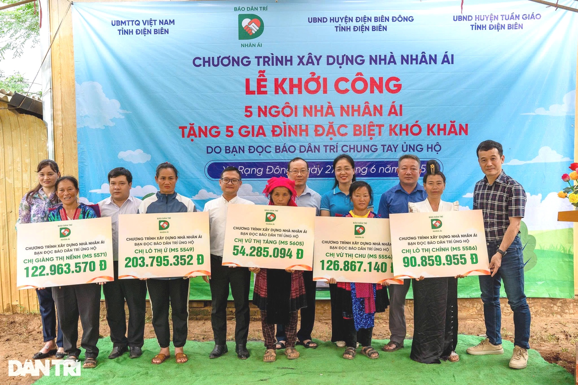 Hơn 600 triệu đồng từ bạn đọc Dân trí giúp 5 hộ nghèo Điện Biên an cư - 8 Hơn 600 triệu đồng từ bạn đọc Dân trí giúp 5 hộ nghèo Điện Biên an cư - 8