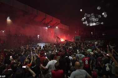 Hàng ngàn CĐV Liverpool đổ ra đường ăn mừng chức vô địch Premier League