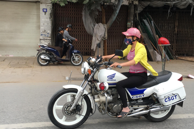 Mô tô đặc chủng do phụ nữ mặc thường phục điều khiển là của Phòng CSGT