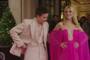 Brooklyn và Nicola lên đồ đi dự sự kiện