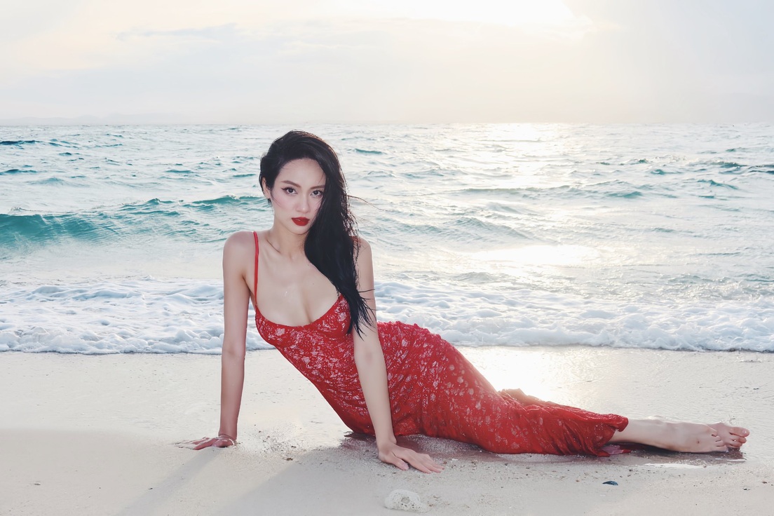 Á hậu Vũ Thúy Quỳnh gợi cảm tuổi 27, vướng tin đồn hẹn hò thiếu gia