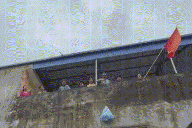 Người dân vùng ngập 2m vẫy cờ reo hò từ mái nhà: "Có cứu trợ rồi!"