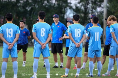 Thầy trò HLV Kim Sang Sik chờ đợi điểm tựa sân Việt Trì trước U23 Singapore