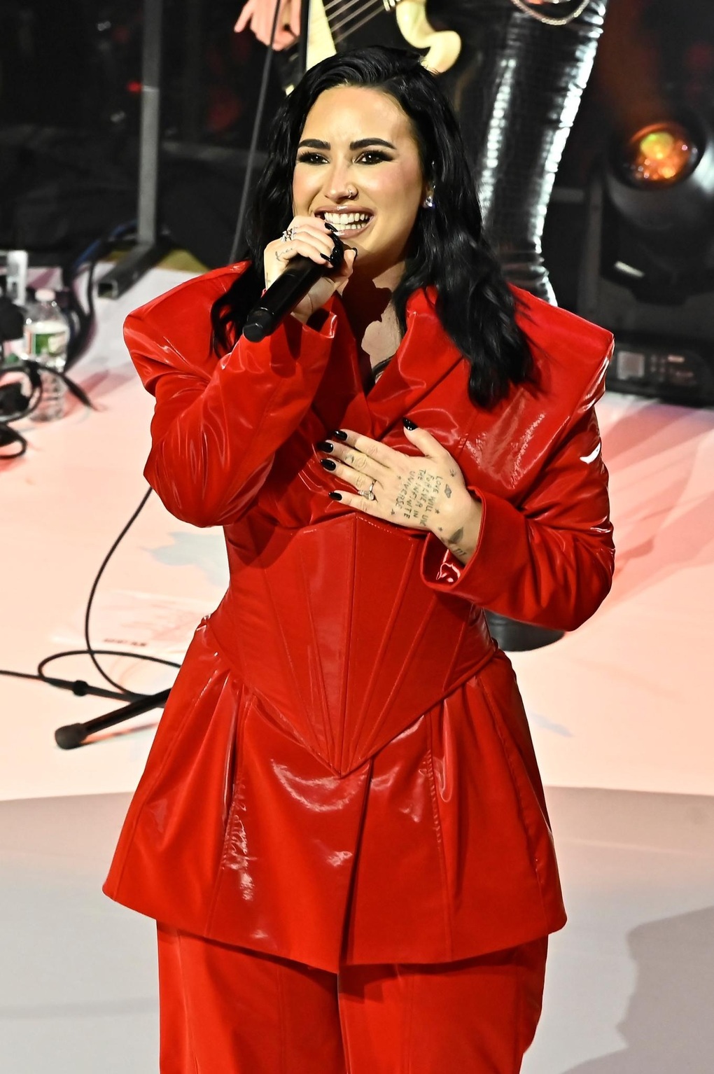 Nữ ca sĩ bị phản ứng vì hát ca khúc Đau tim tại sự kiện của Hội Tim mạch - 2