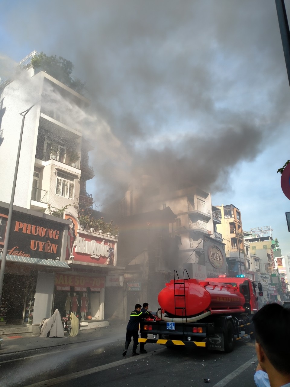 Cháy rụi shop quần áo khu trung tâm Huế giữa trời nóng 40 độ - 1 Cháy rụi shop quần áo khu trung tâm Huế giữa trời nóng 40 độ - 1