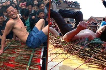 Nghi lễ đón Tết đau đớn nhất: Lăn qua giường đầy gai nhọn để cầu may mắn