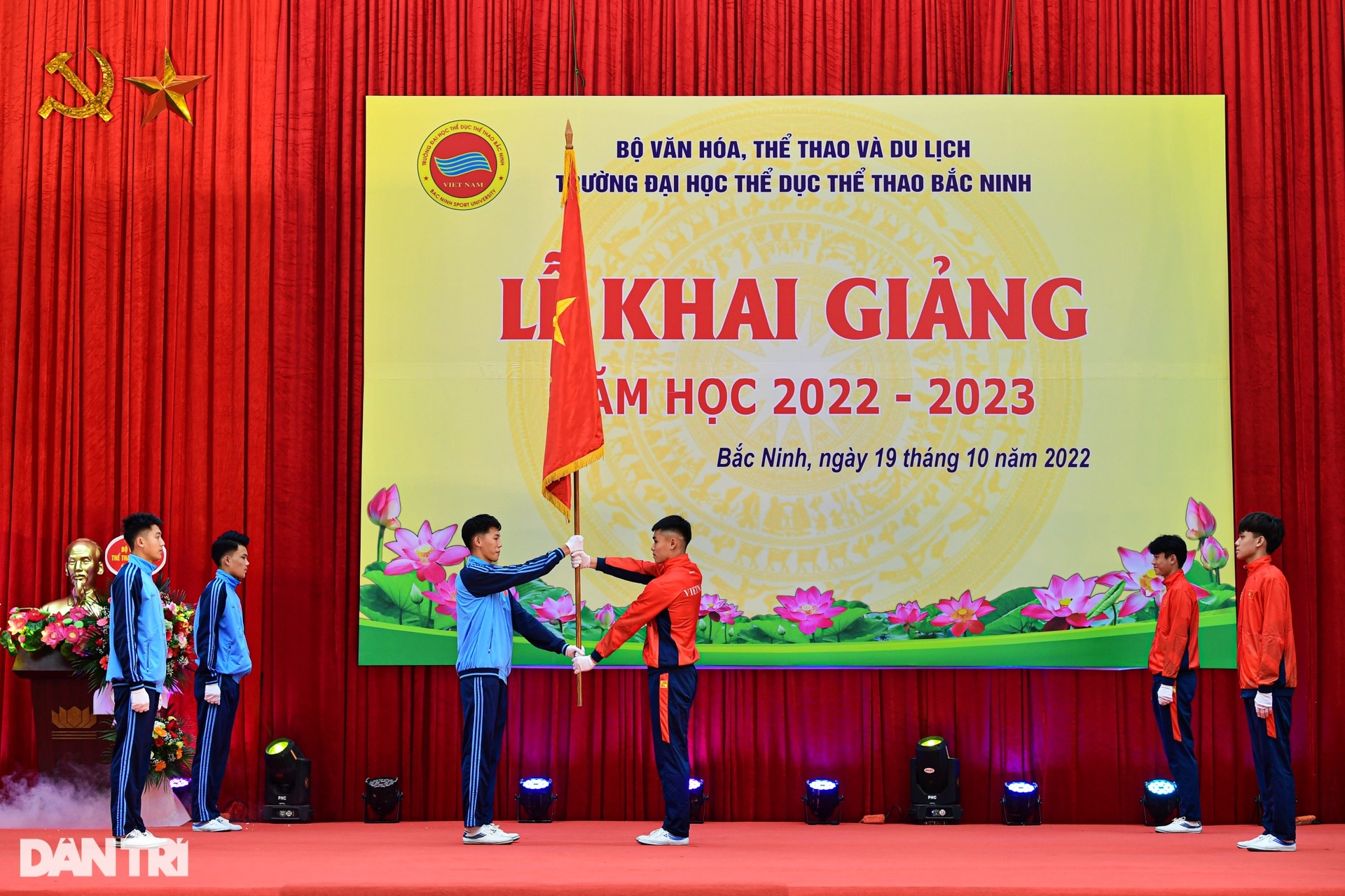 Kỷ lục gia Linh Na cùng loạt VĐV kiện tướng dự khai giảng Đại học TDTT - 12 Kỷ lục gia Linh Na cùng loạt VĐV kiện tướng dự khai giảng Đại học TDTT - 12