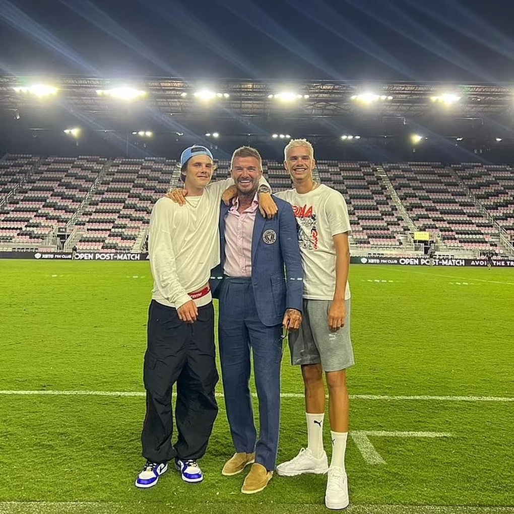 Cậu ba nhà Beckham chính thức theo đuổi sự nghiệp ca hát - 5 Cậu ba nhà Beckham chính thức theo đuổi sự nghiệp ca hát - 5