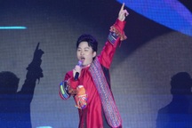 Tùng Dương hát cùng dàn hợp xướng 2.000 người tại Lễ hội Hoa Ban 2025