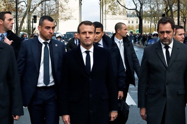 Phép thử sống còn của tổng thống trẻ nhất lịch sử Pháp sau làn sóng bạo động